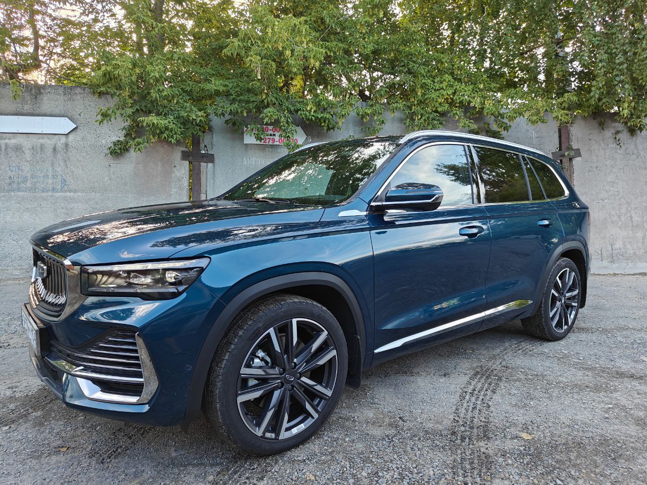 Синий авто на улице