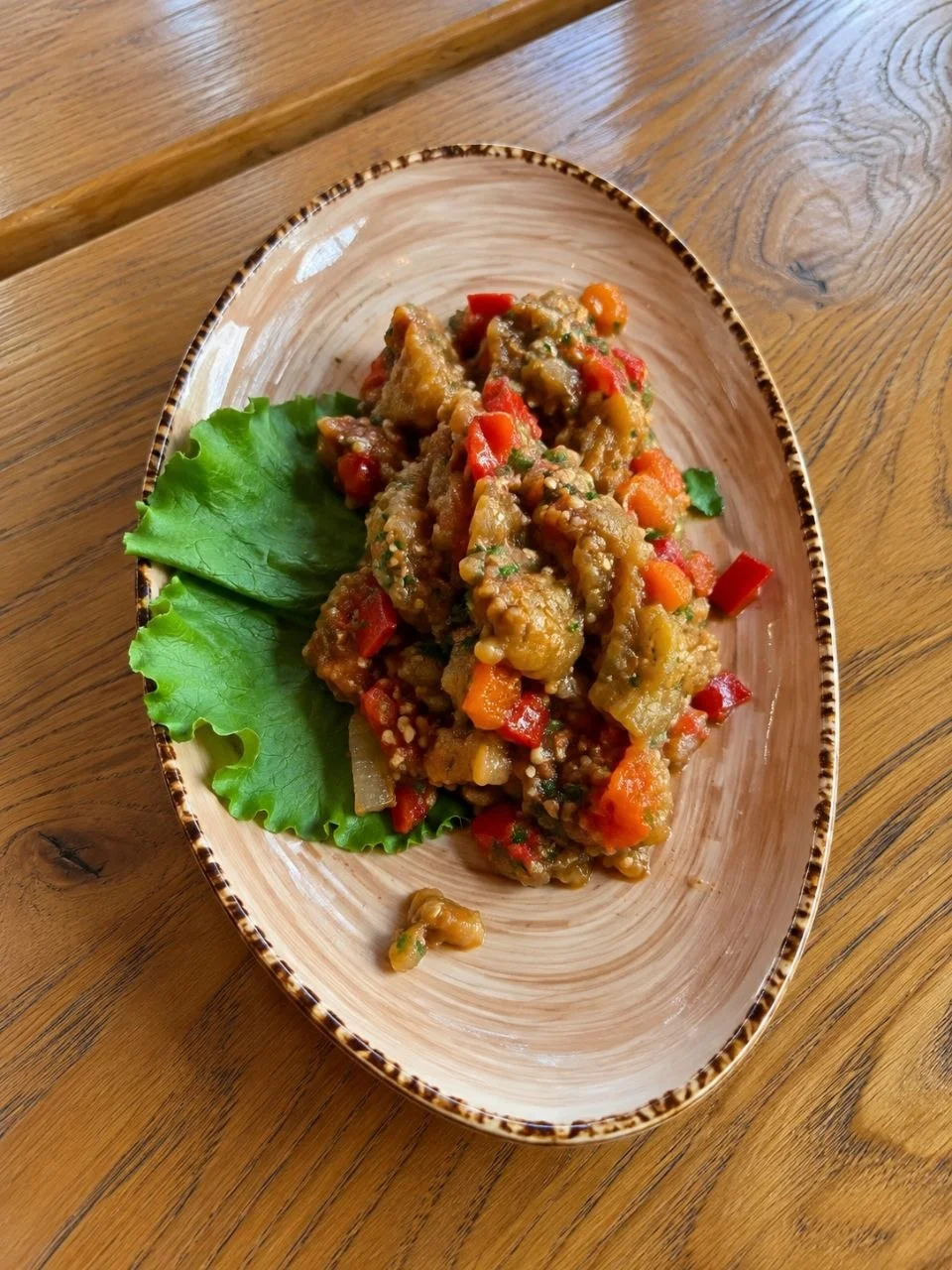 Сочное мясо на углях в кафе «Конюшня»