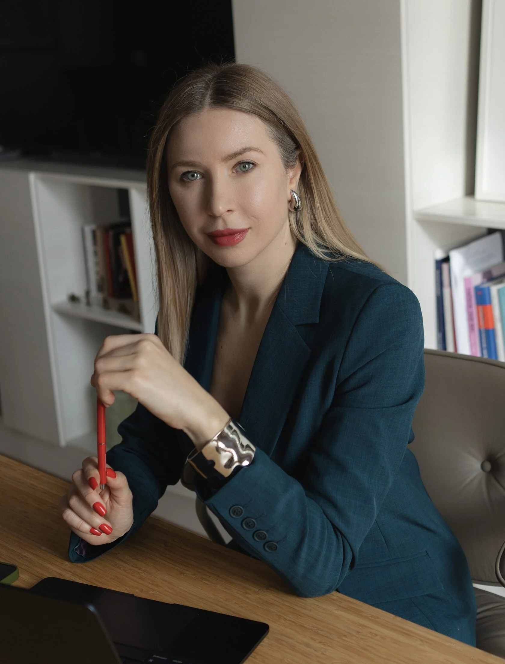Екатерина Андрющенко в рабочем кабинете