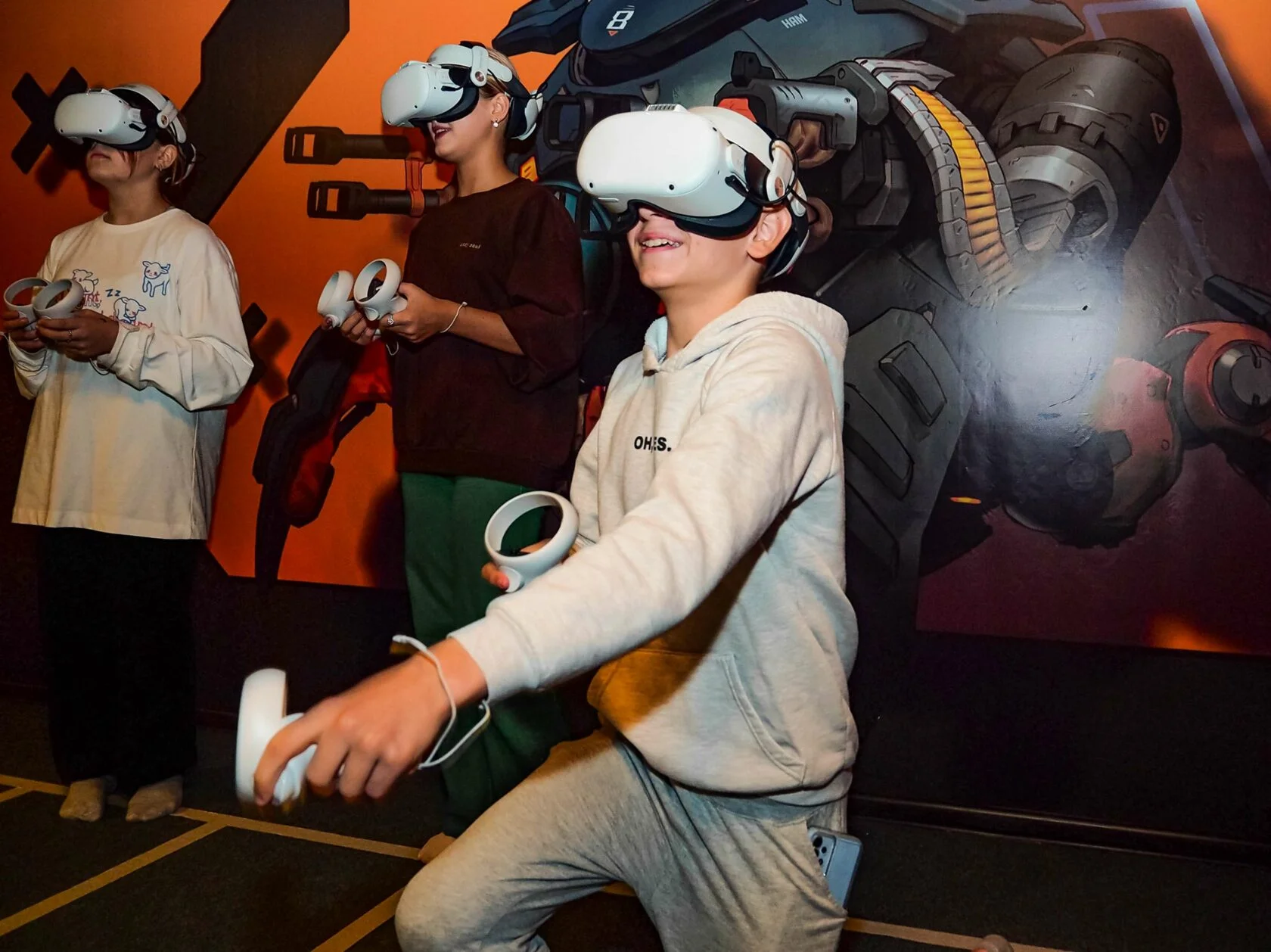 Гости в VR-очках играют в виртуальную реальность в клубе Real Victory