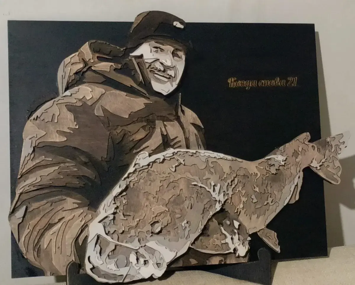 3D-портрет из дерева по фото рыбака — многослойная картина