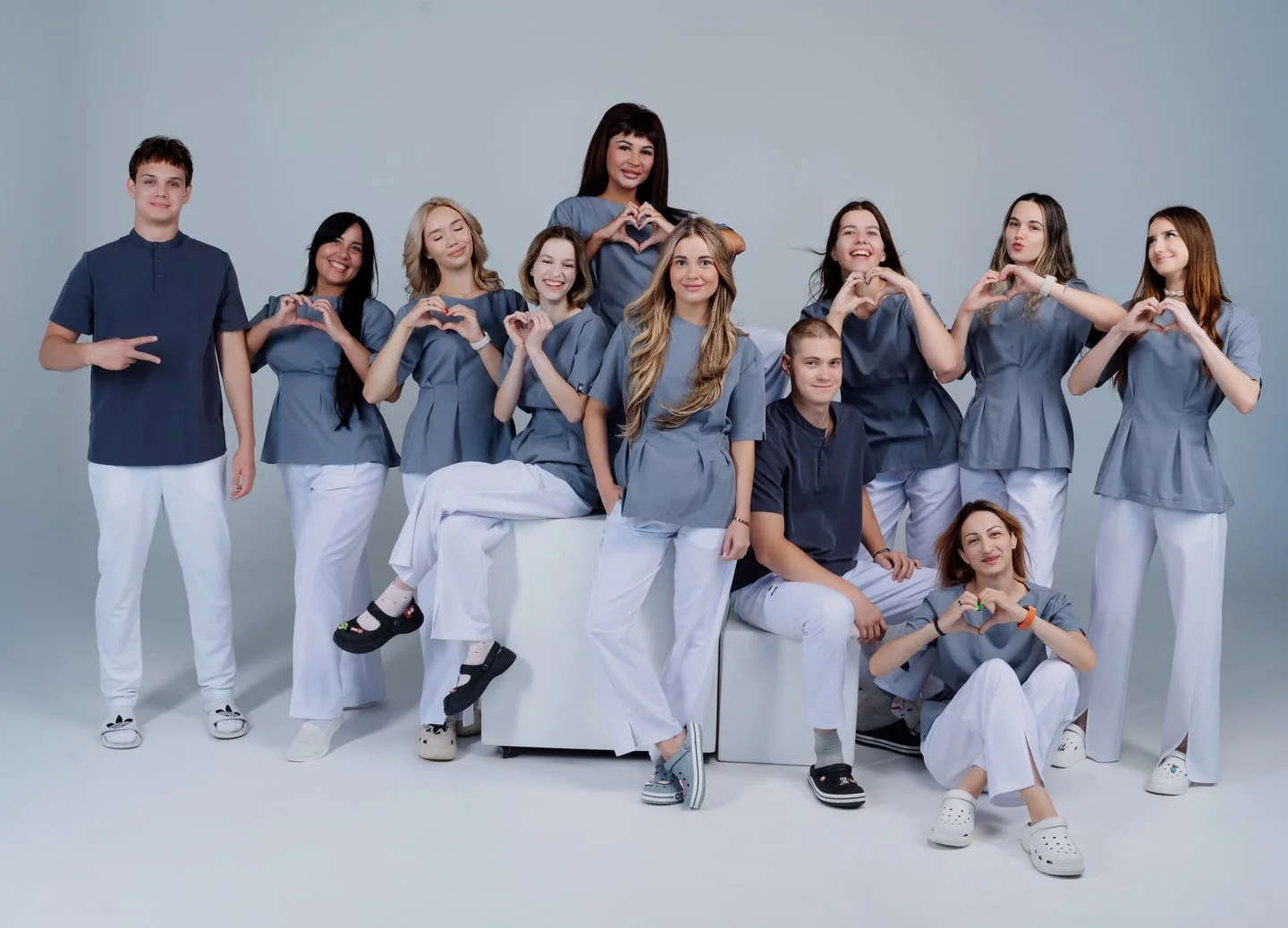 Коллектив Dental Clinic: групповая фотография сотрудников клиники