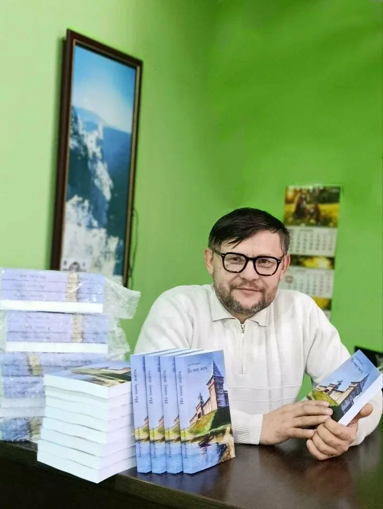 Буценко Дмитрий с книгой