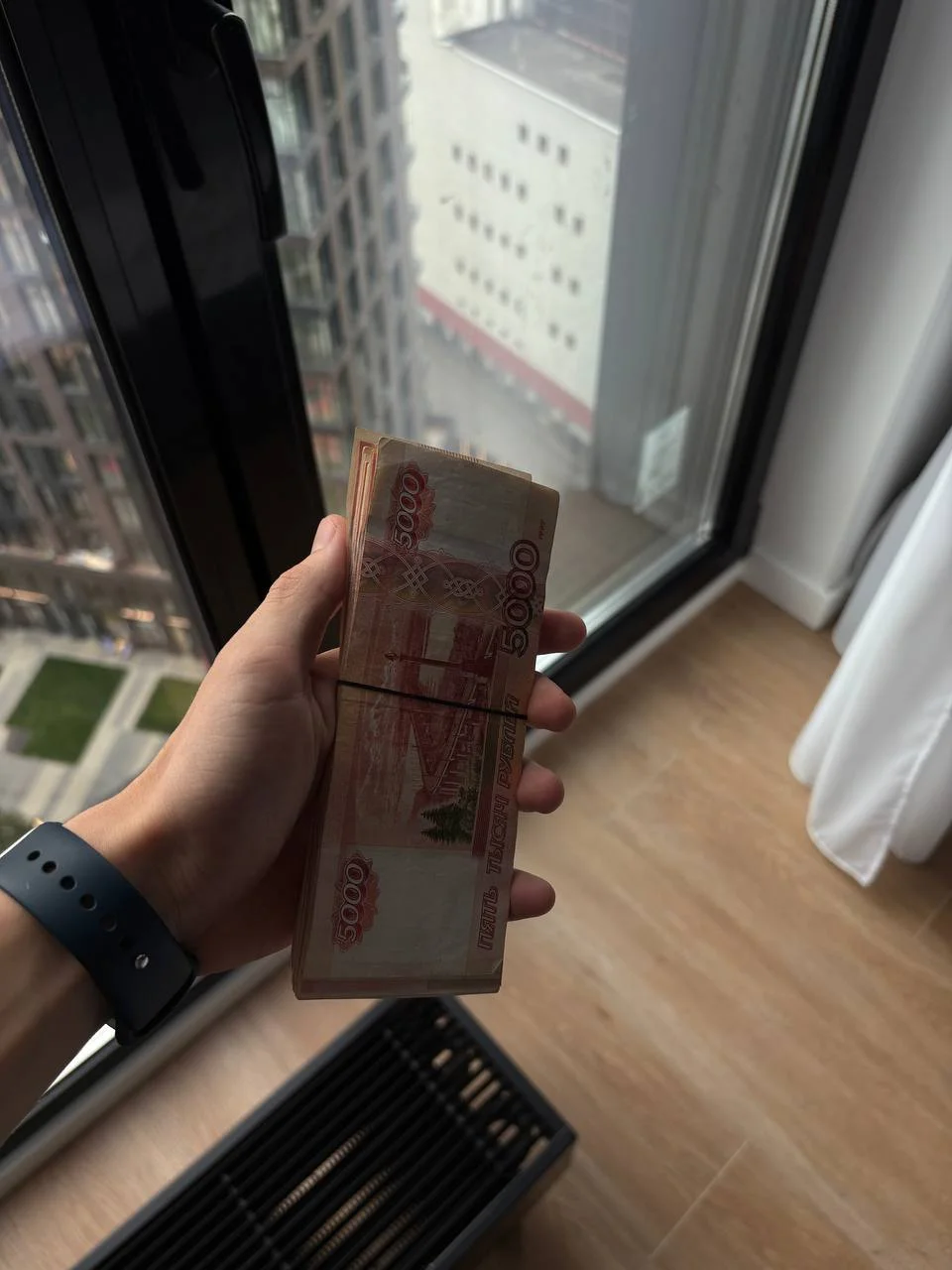 деньги у окна в сити