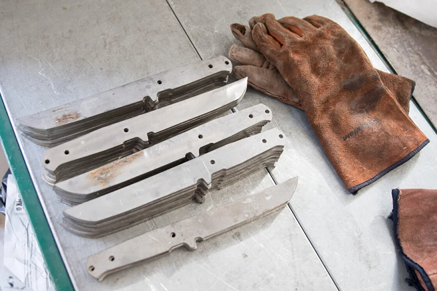 Blade blanks progressing through surface finishing at the Kizlyar Supreme factory