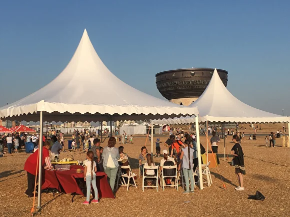 Пагоды со столами и стульями на открытой площадке
