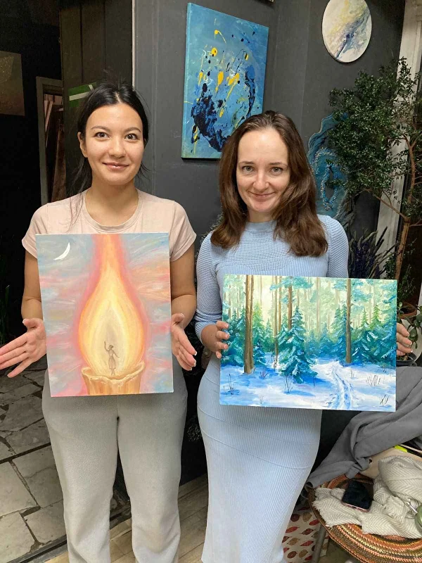 Ученицы с готовыми картинами