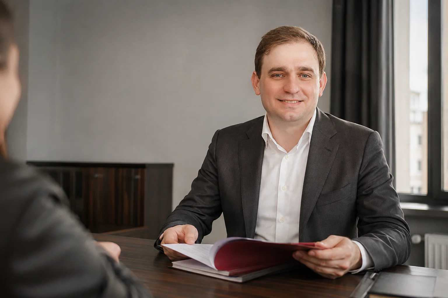 Виктор Халтурин обсуждает документы с клиентом
