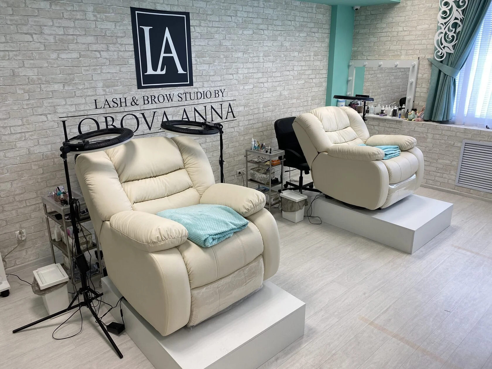 Оборудованное рабочее место в студии Lobova Lashes