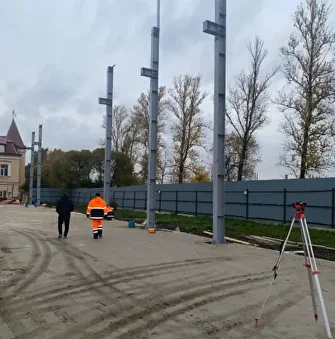 Высотный монтаж металлокаркаса с автовышки