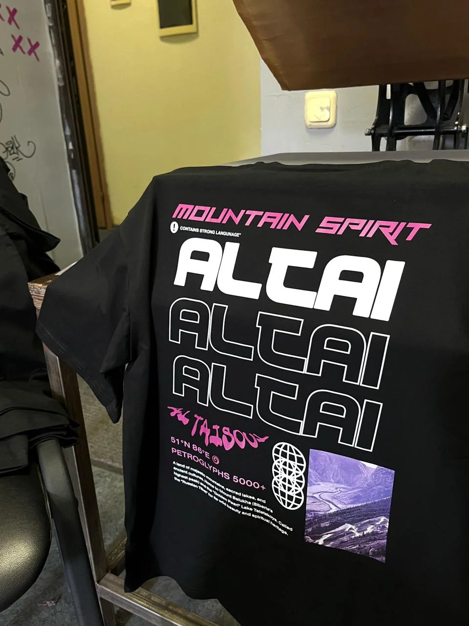 Altai — белые и чёрные футболки с DTF-печатью