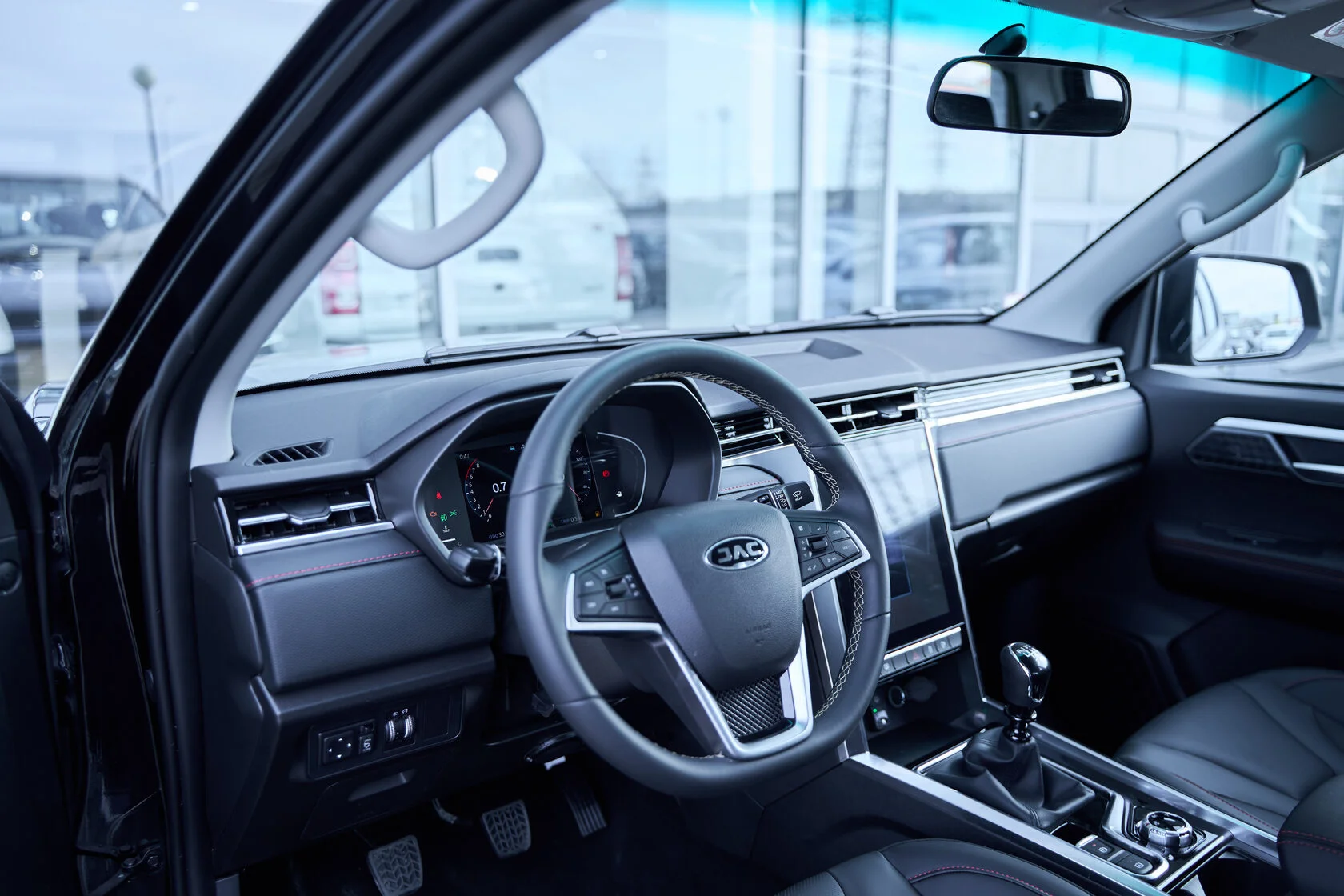JAC T8 PRO — передняя часть салона со стороны водителя