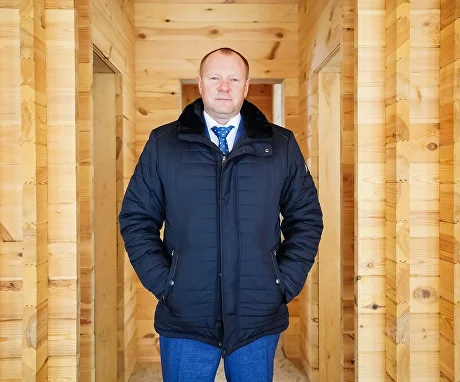 Александр Почанин, собственник компании «Дерево для жизни», в доме из бруса