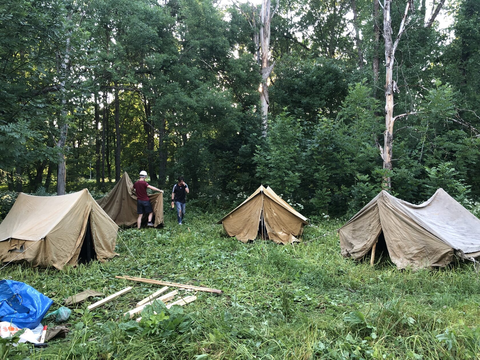 Монтаж палаточного лагеря