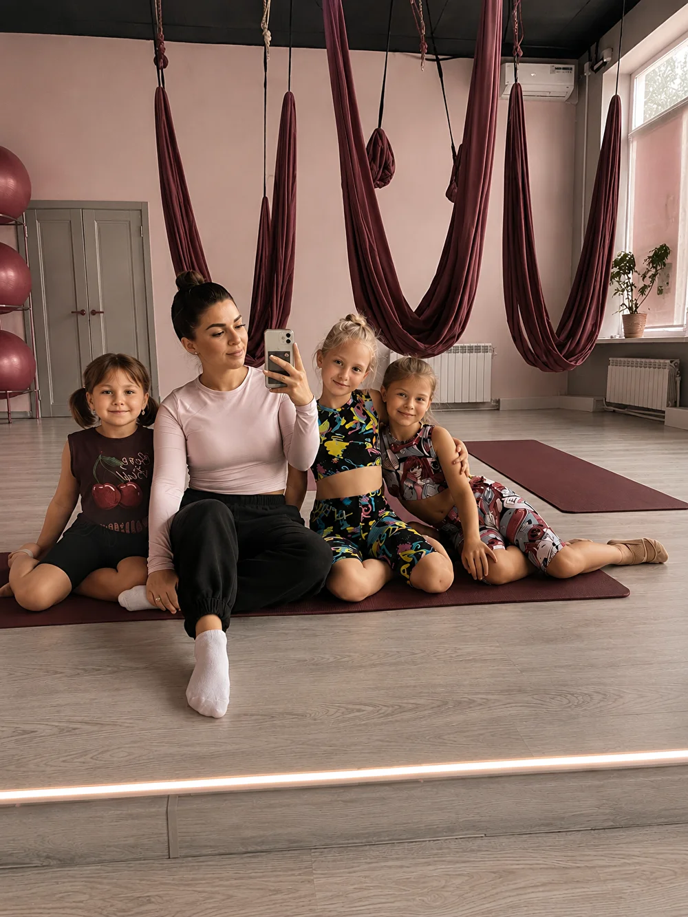 Дети на занятии в SLOU Kids