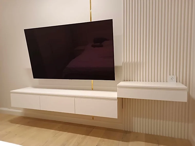 Распашной шкаф и TV-зона