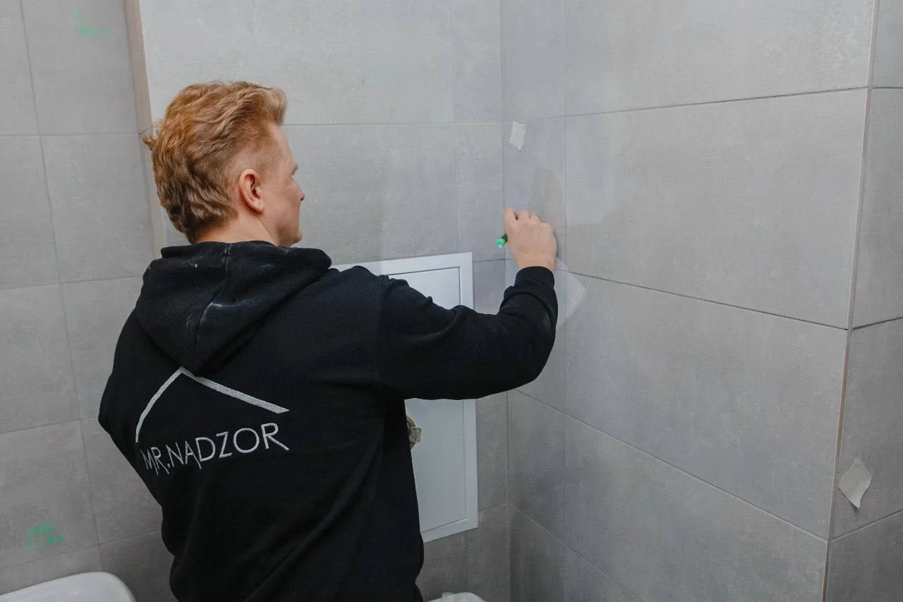 Инженер MR.NADZOR проверяет качество работ