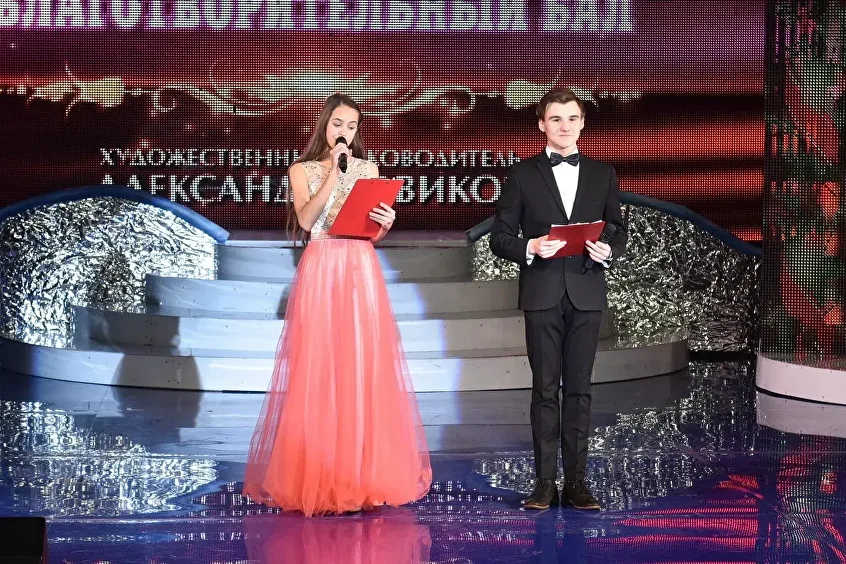 Два юных ведущих на концертной сцене