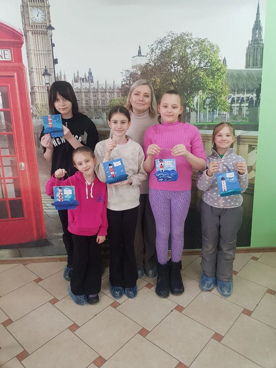 Радостный ребенок показывает работу