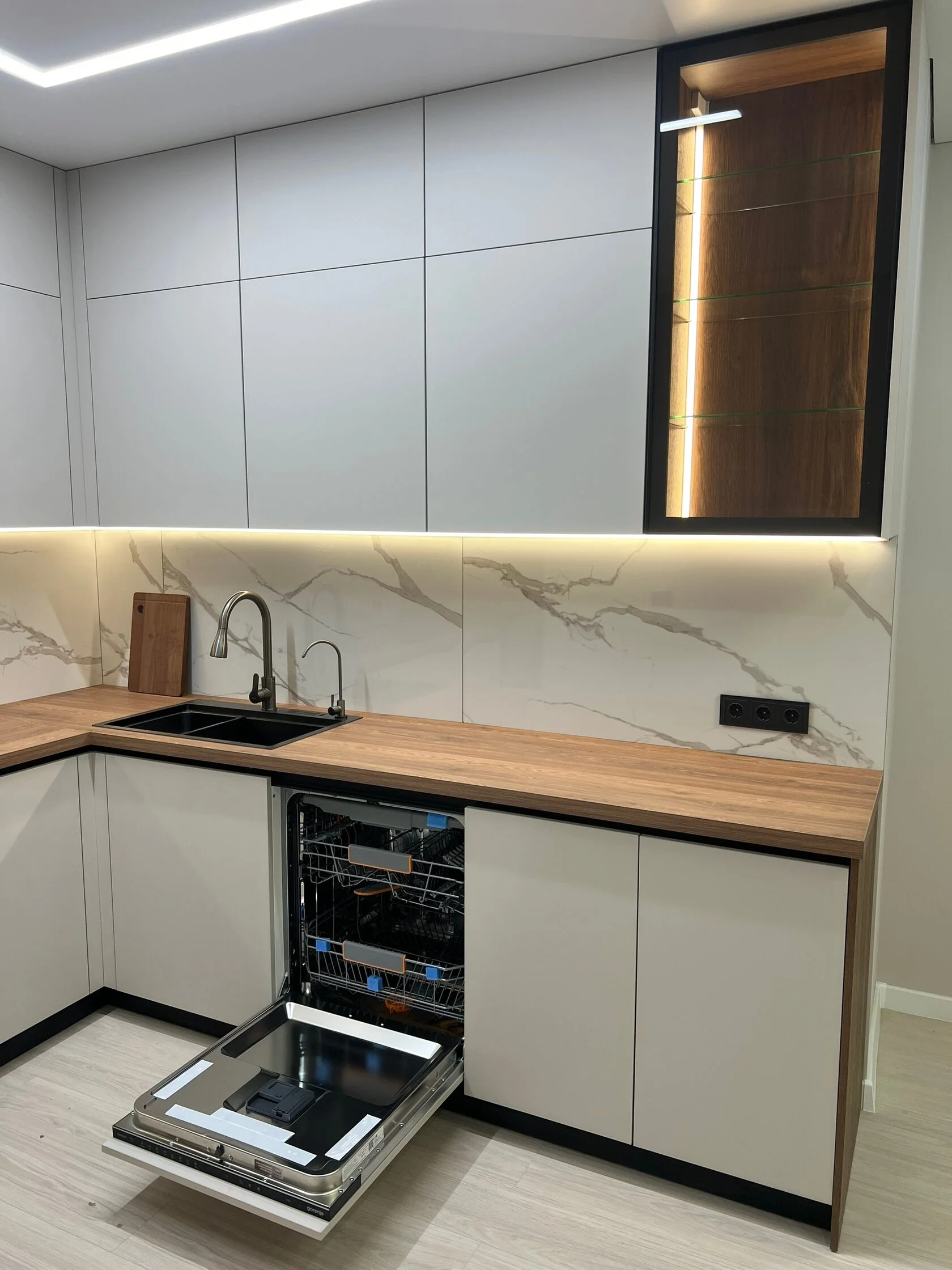 Рабочая зона кухни Crona Lyna со встроенной техникой Weissgauff, Haier и Gorenje