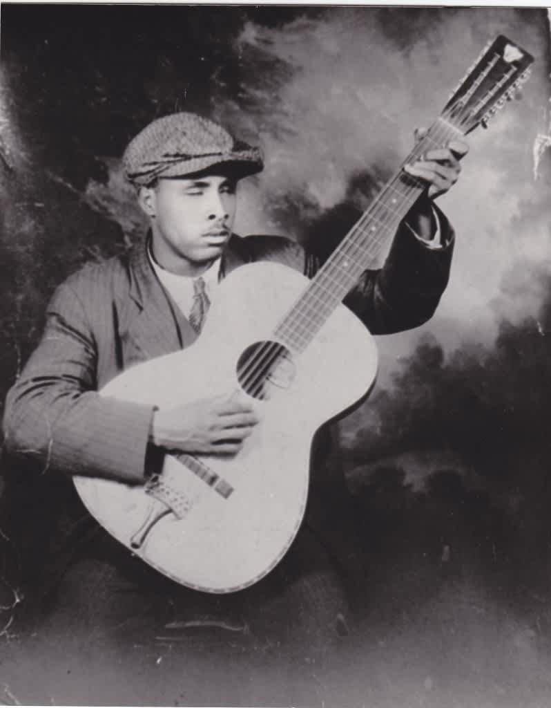 Blind Willie McTell с двенадцатиструнной гитарой, студийный портрет