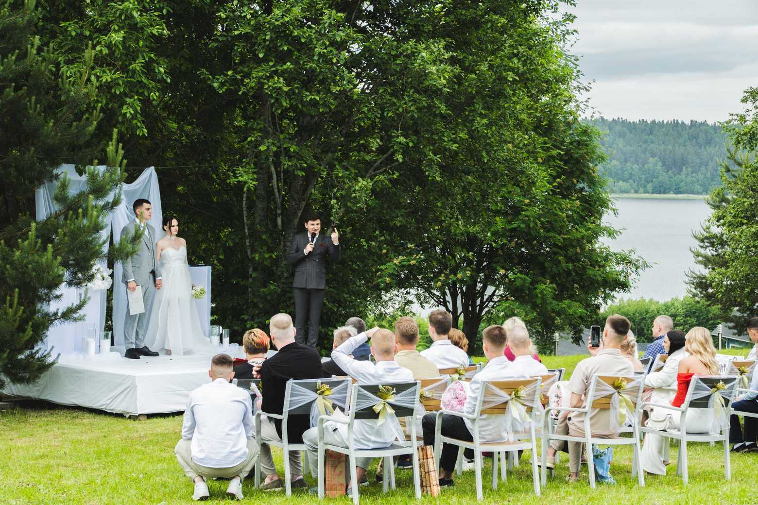 Свадебная церемония на природе