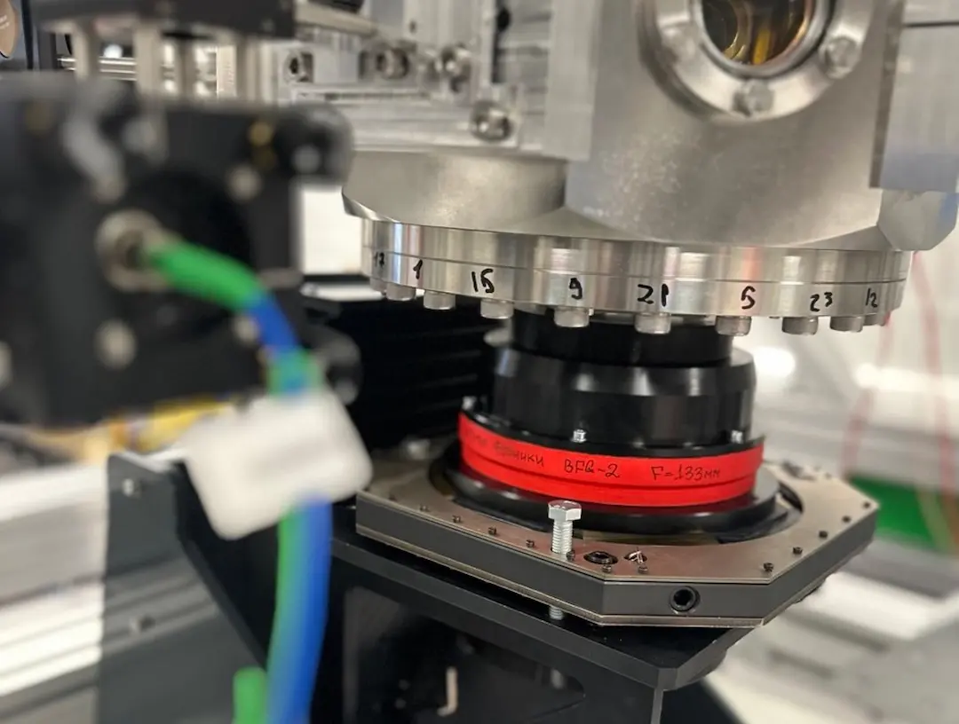 Высокоапертурный объектив для системы регистрации фотонов