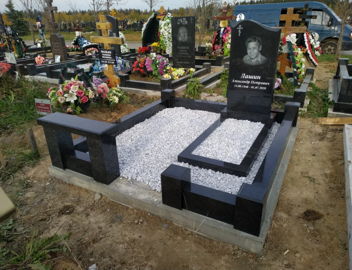 Менеджер консультирует клиента и проводит замер для памятника в Серпухове