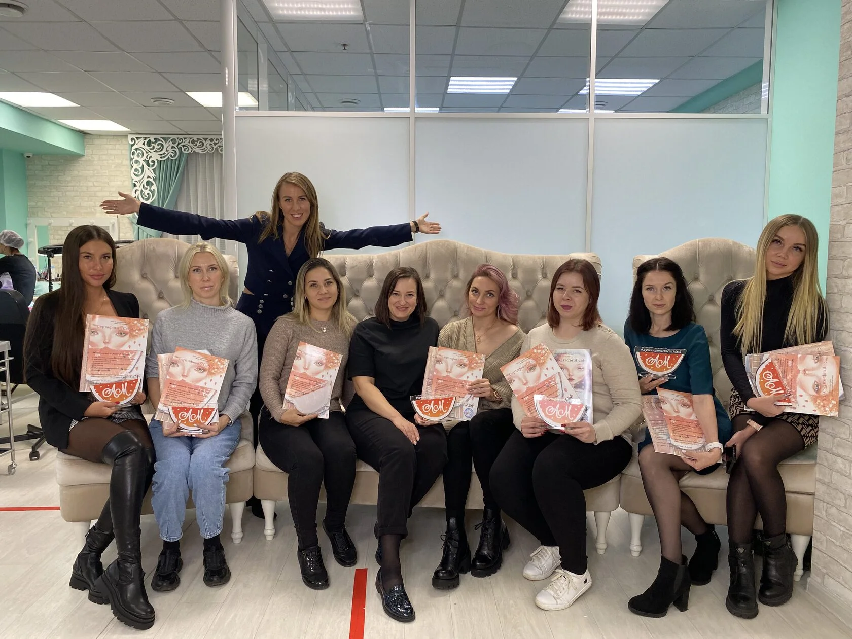 Ученицы Lobova Lashes после обучения в студии