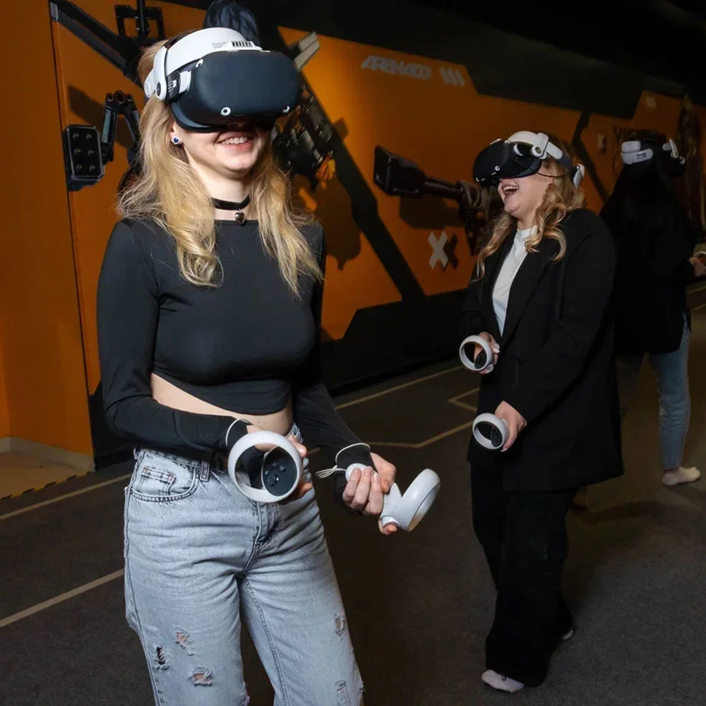 Девушки в VR-очках играют в виртуальную игру в клубе Real Victory