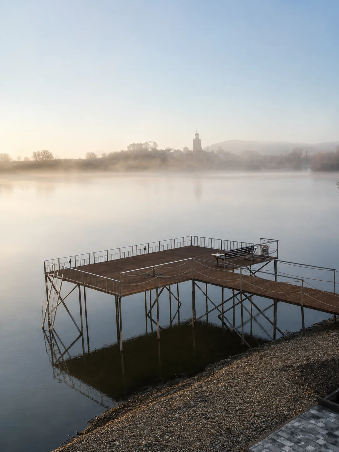 Рыбалка на пирсе у реки в RETREAT