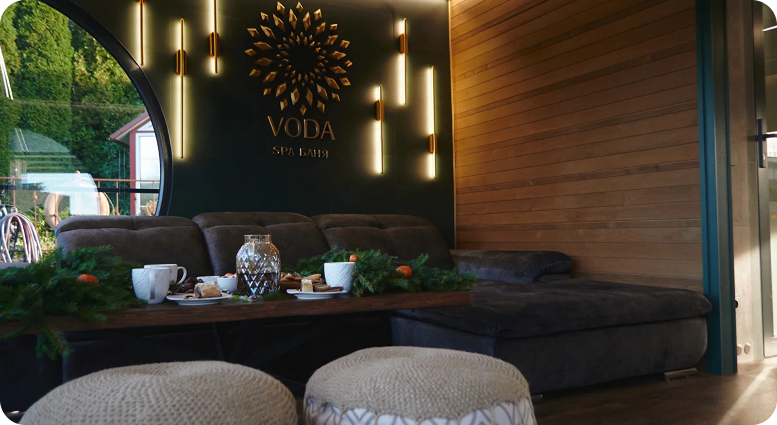 Тёплый свет и панорамные окна в гостиной VODA