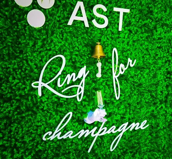 Фотозона Рука с шампанским