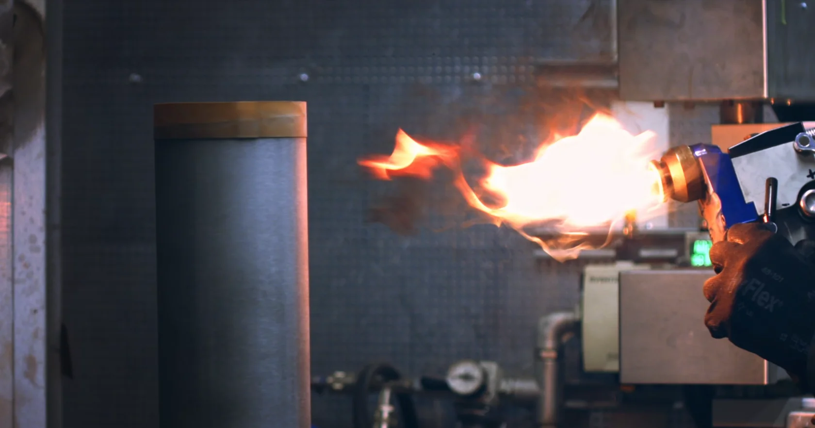 Кадр новеллы «Газ, помоги»