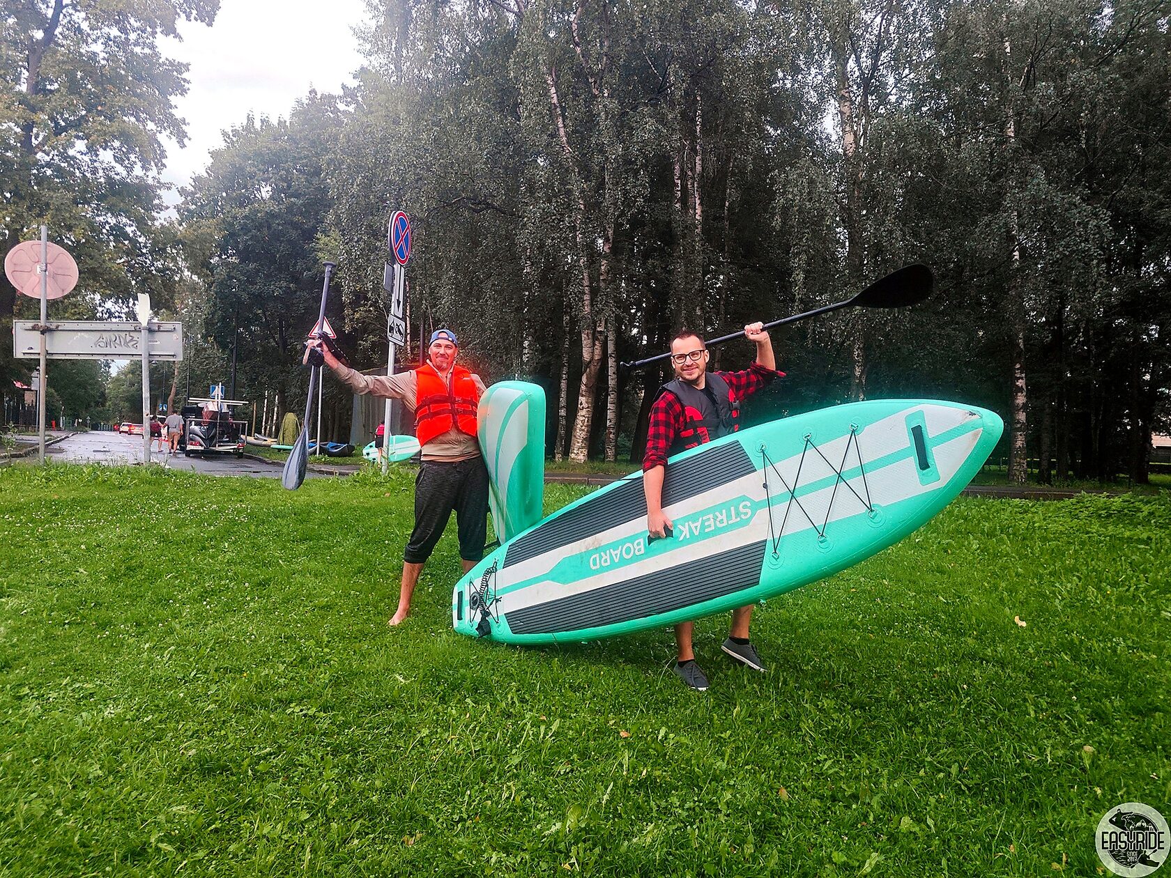 Подготовка SUP-досок перед прогулкой по Парковым островам