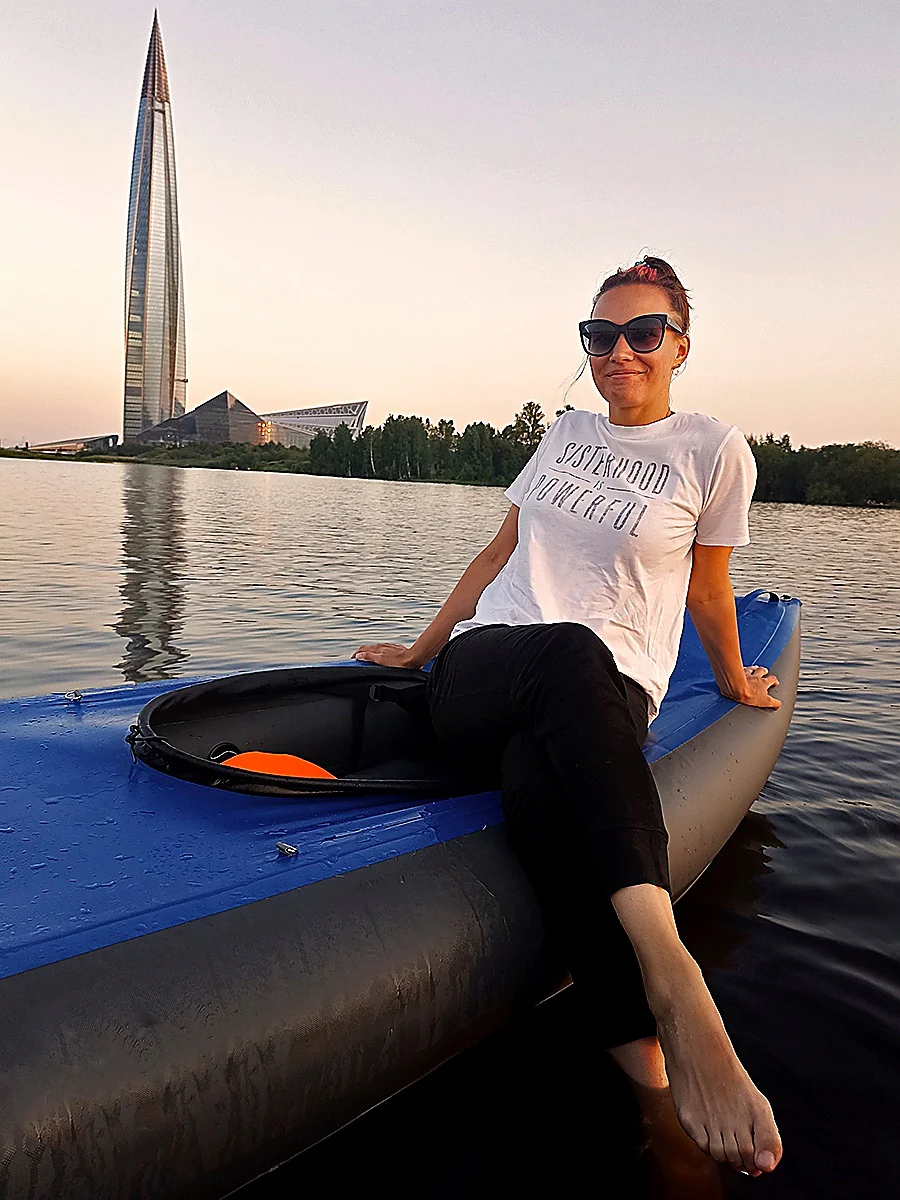 Девушка на каяке на фоне Лахта Центра