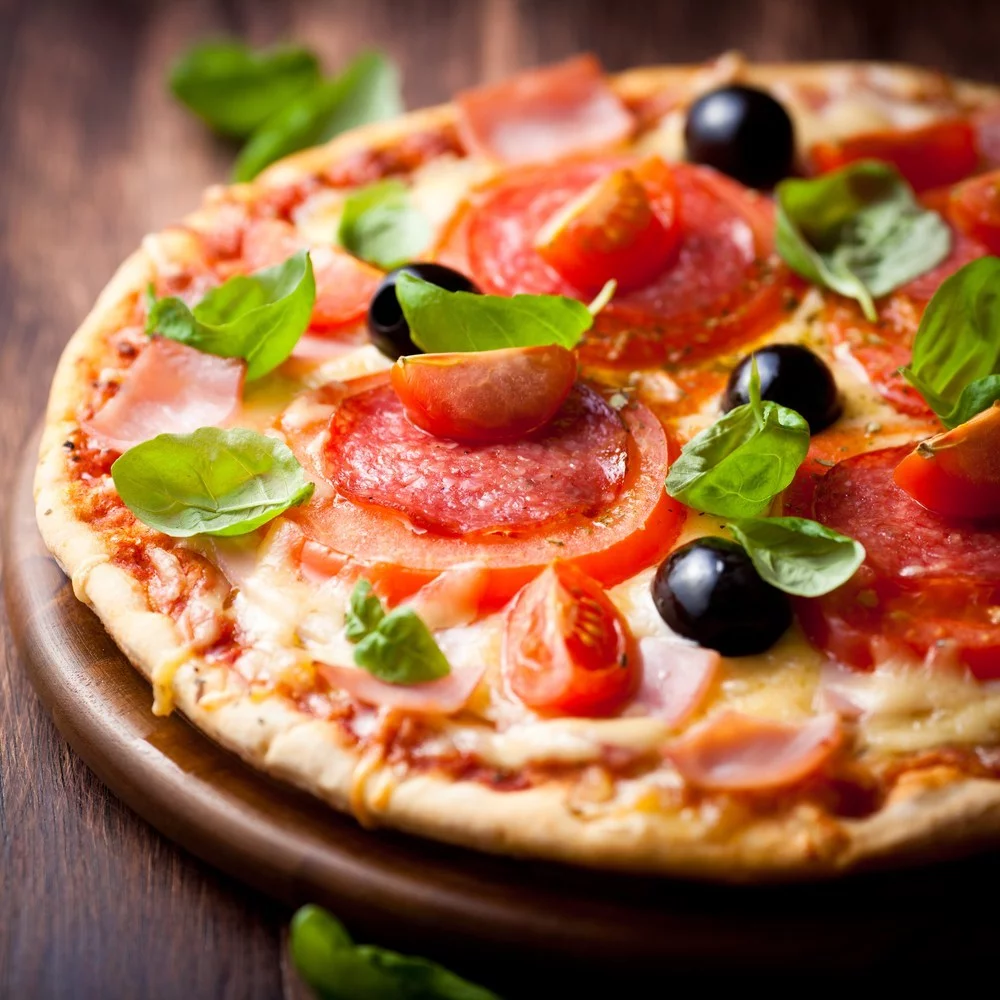 Мини пицца с сосисками, сыром, помидорами и луком в духовке простой рецепт пошаговый