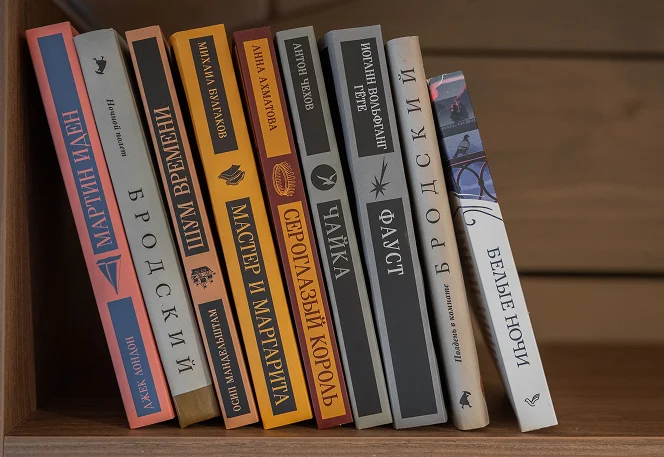НАСТОЛЬНЫЕ ИГРЫ, КНИГИ, ТЕЛЕВИЗИОННАЯ ПАНЕЛЬ СО СМАРТ-ТВ