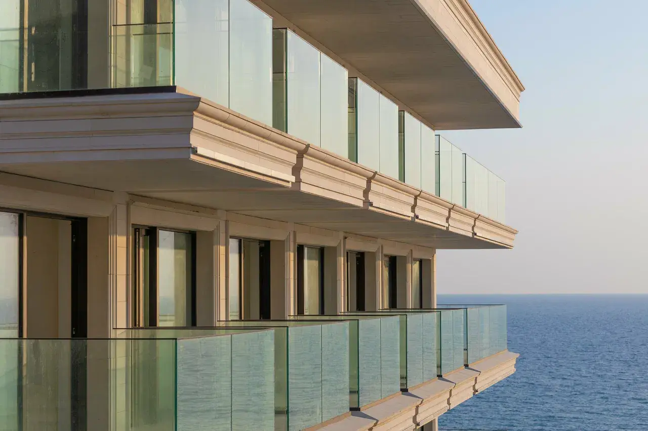 Балконы LOTTE Hotel Sochi с видом на Чёрное море
