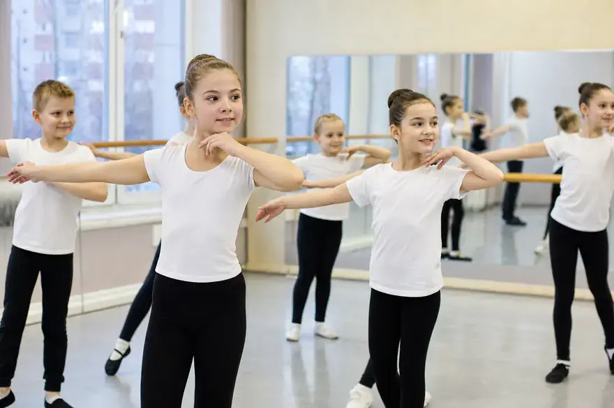 Дети 7–12 лет на хореографии