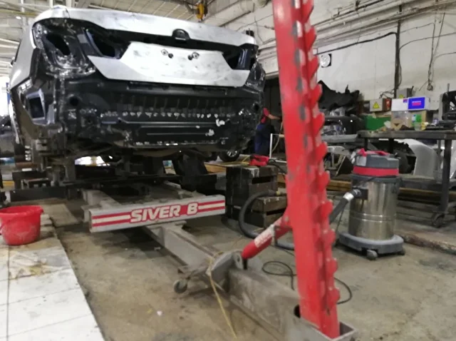 Автомобиль на стапеле для восстановления геометрии кузова