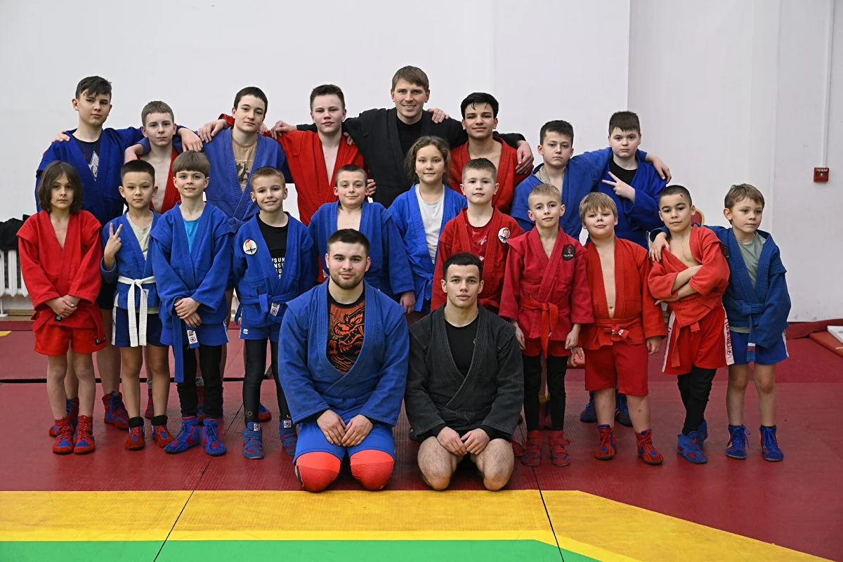 Участники спортивных сборов клуба «Гладиатор» вместе с тренерами