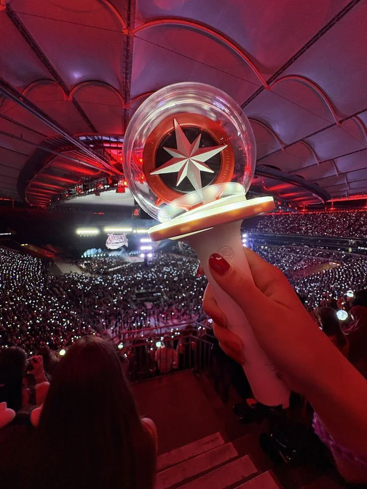 Концерт K-pop, лайтстик в руке зрителя