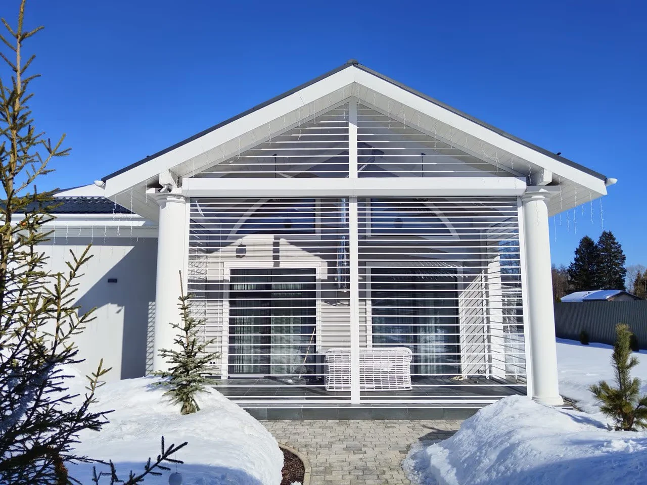 Безрамное раздвижное остекление террасы