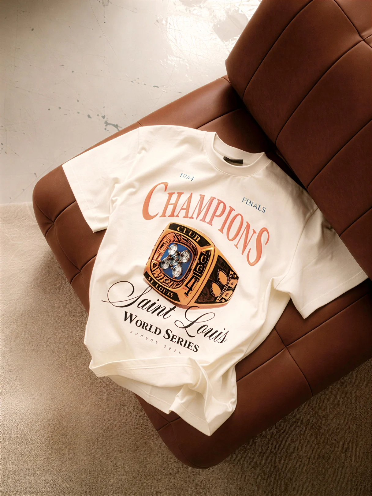 Футболка с надписью на кресле