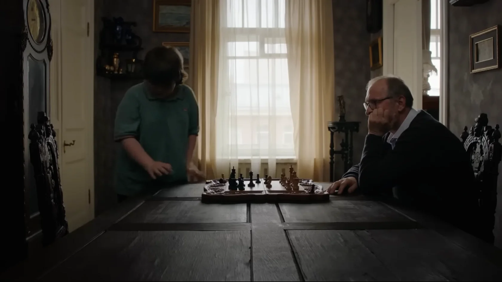 Юра с дедом за шахматами — общий