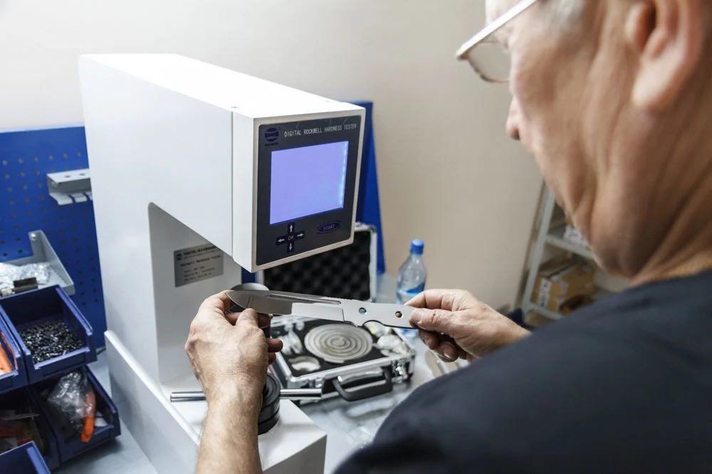 Checking a Kizlyar Supreme blade with a Rockwell hardness tester