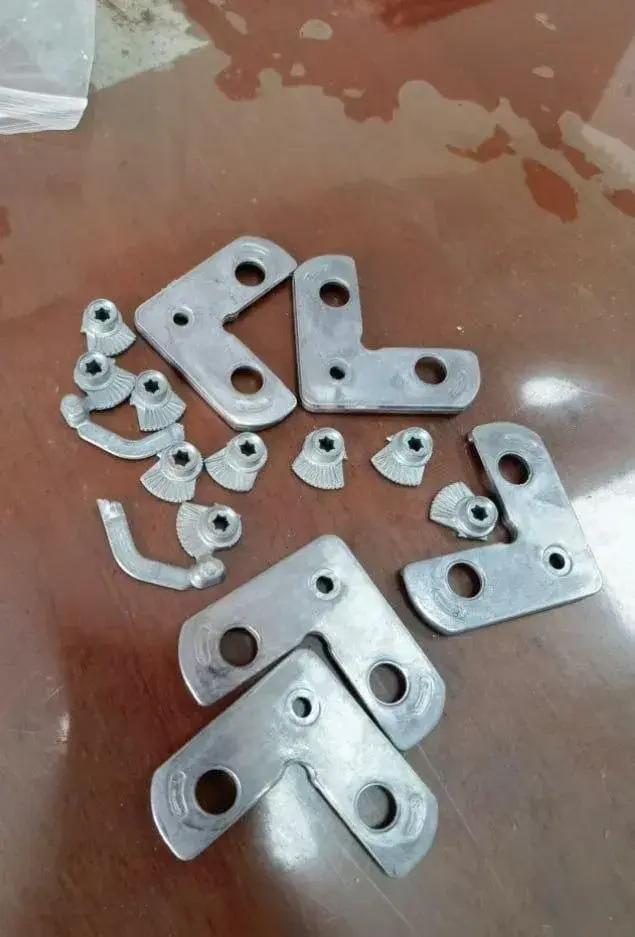 Образцы крепежа и фурнитуры