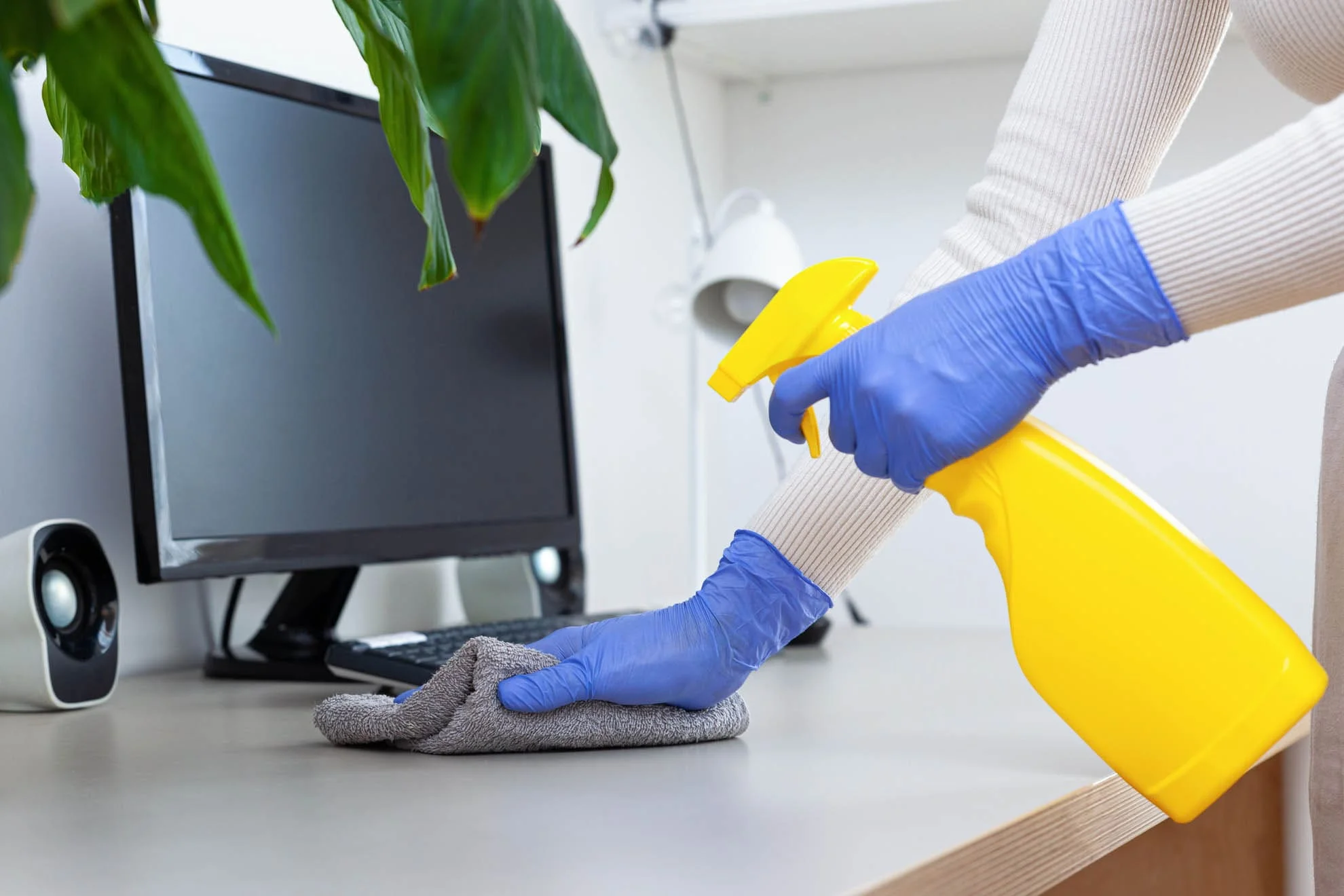 Чистка офисов — профессиональная уборка рабочих мест