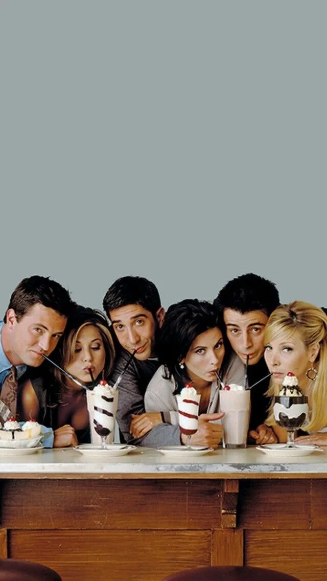 Герои Friends пьют молочные коктейли